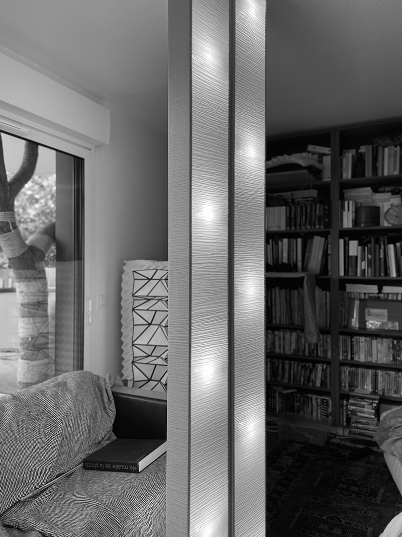Lampe trenton allumée dans le séjour
